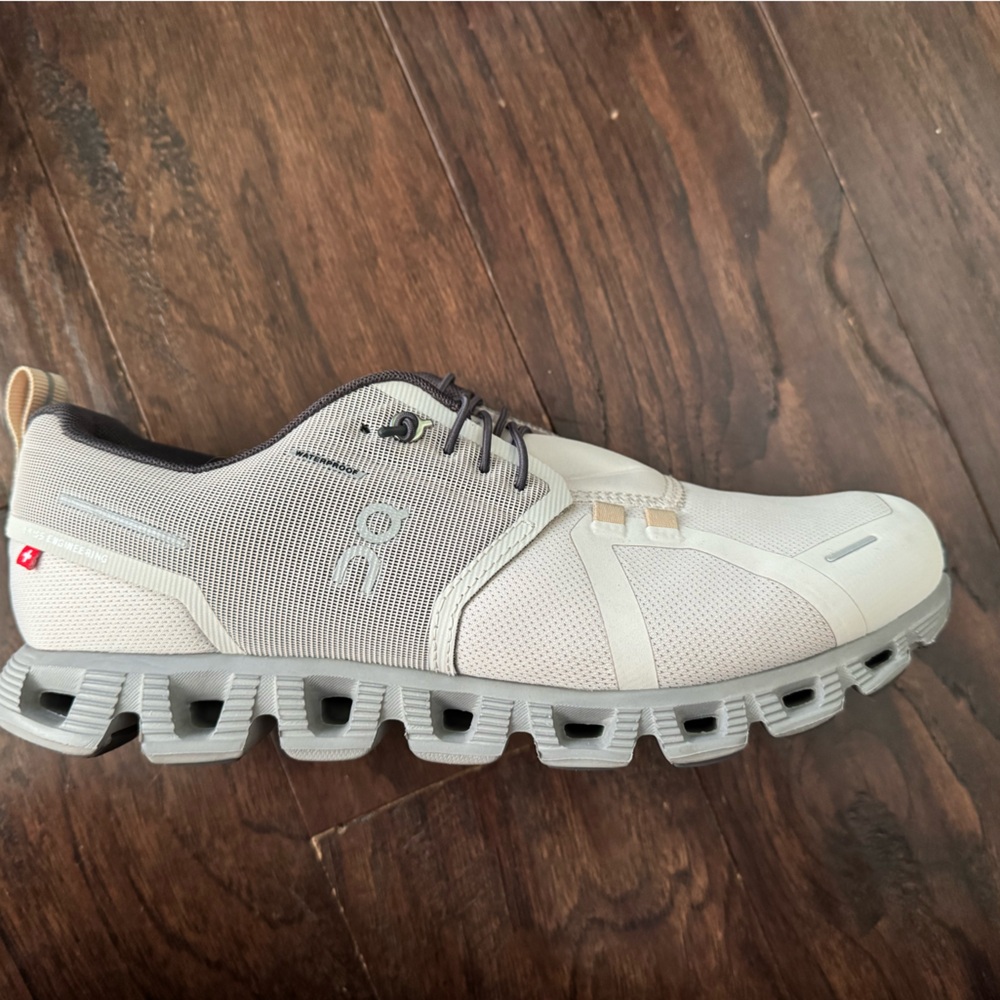 On Running Cloud 5 waterproof Women’s Running Shoe - Light Gray